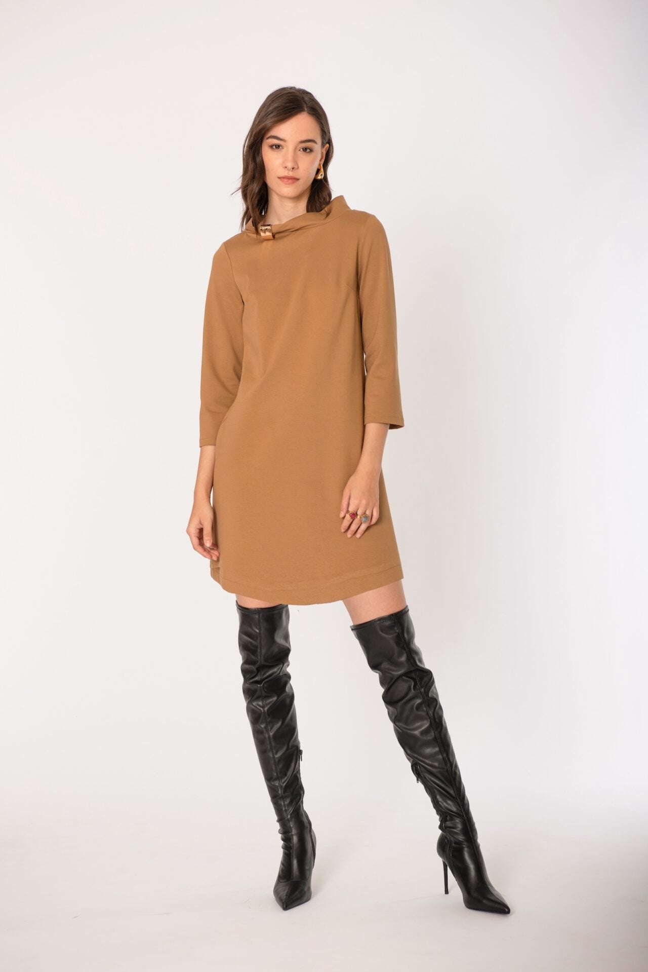 Abito con accessorio collo elegante e alla moda