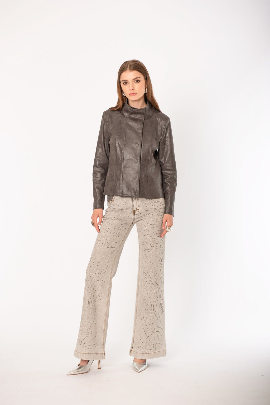 Denim Swarovski applicato: pantaloni alla moda con strass brillanti