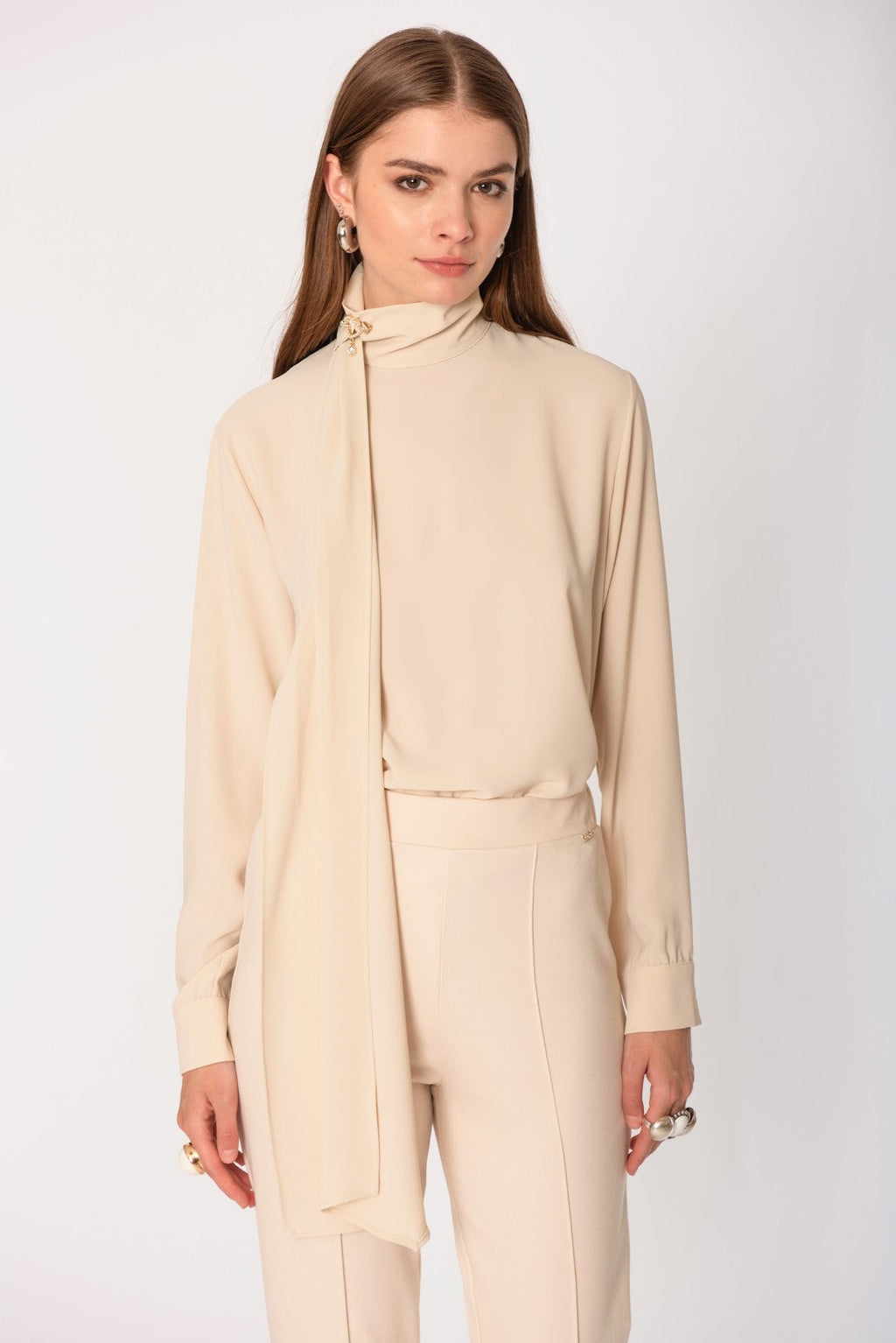 Blusa con accessorio No-nà per look elegante e alla moda