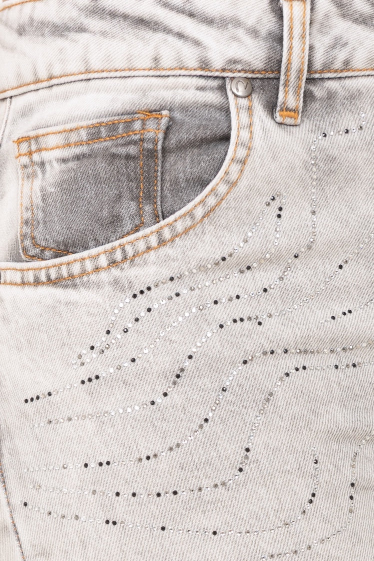 Denim Swarovski applicato: pantaloni alla moda con strass brillanti