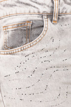 Denim Swarovski applicato: pantaloni alla moda con strass brillanti