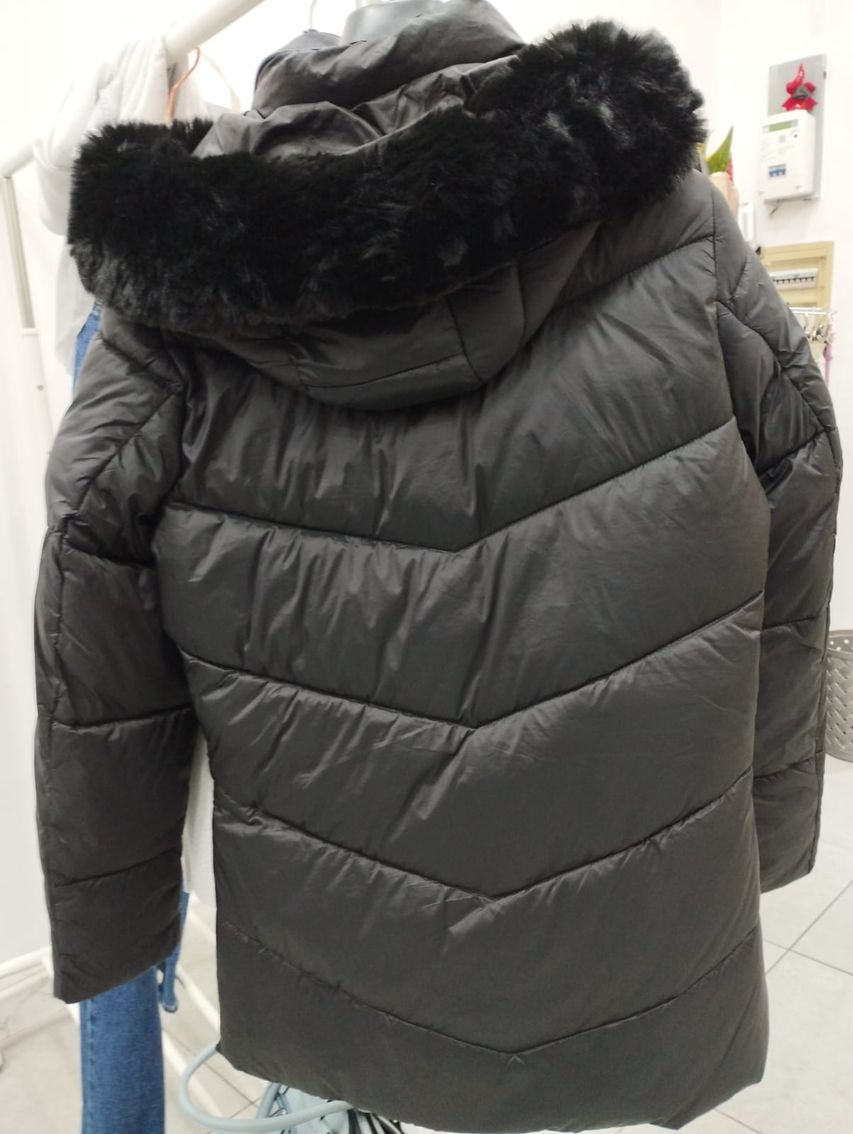 Giubbino Nero con Cappuccio Staccabile e Bordo in Pelliccia Elegante Chiara Oro