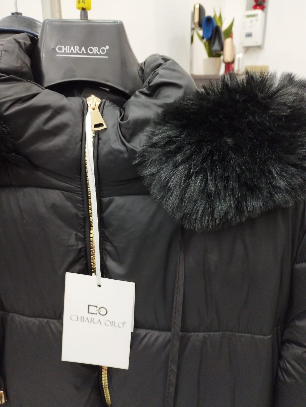 Giubbino Nero con Cappuccio Staccabile e Bordo in Pelliccia Elegante Chiara Oro