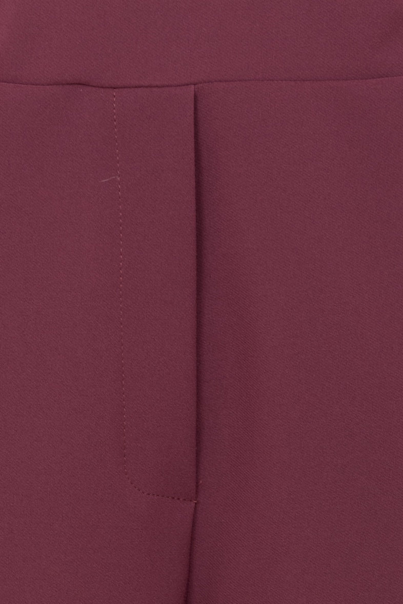 Abito con accessorio collo elegante e alla moda