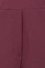 Abito con accessorio collo elegante e alla moda