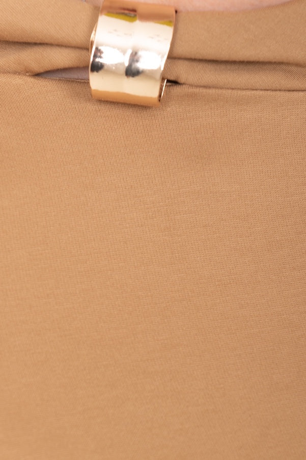 Abito con accessorio collo elegante e alla moda